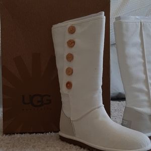 UGG creme lo pro button